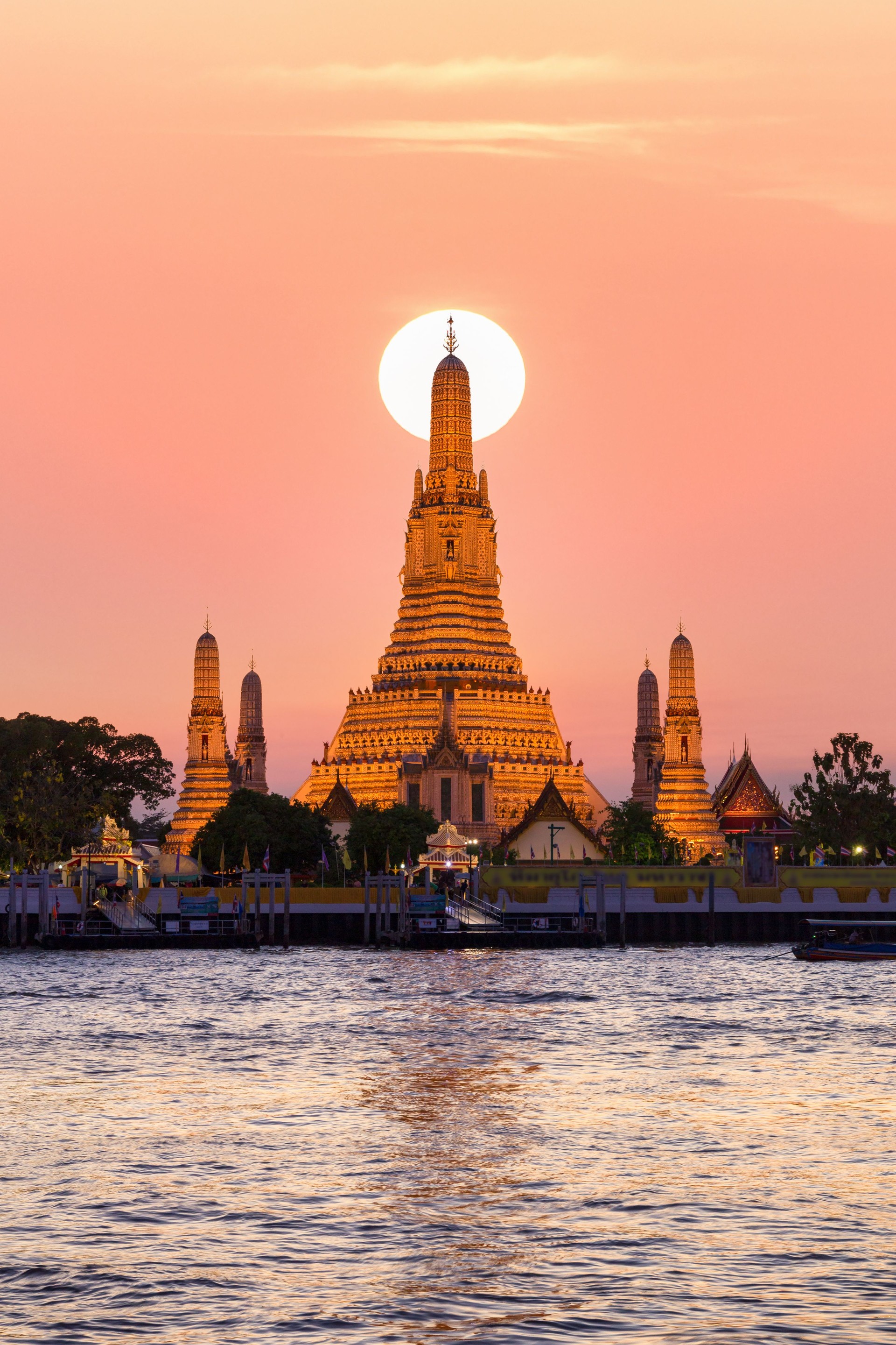 Golden sunset at Wat Arun temple – quiet light over Bangkok