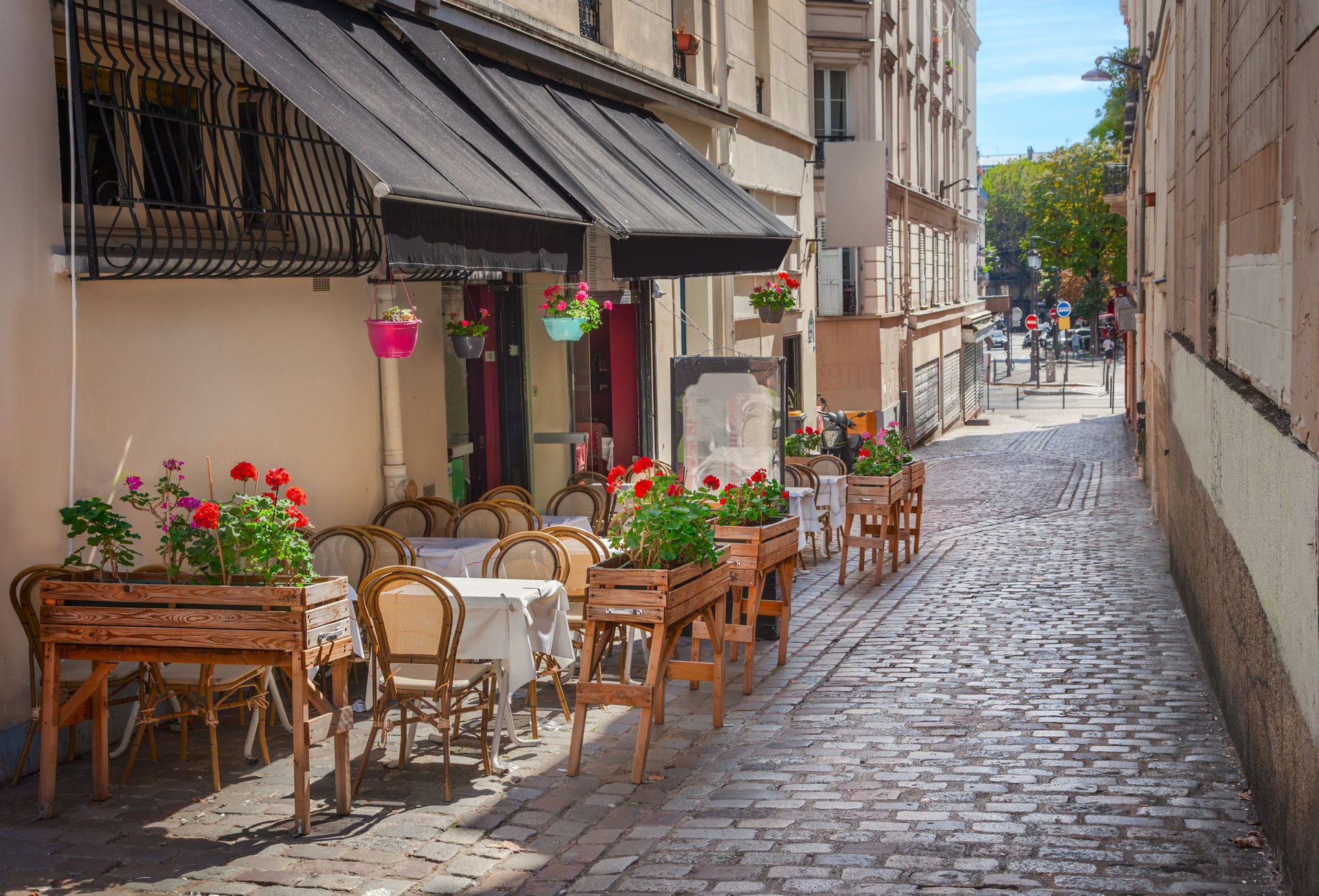 Quiet morning café in Europe – slow travel philosophy in practice